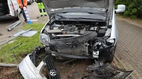Pijana, bez prawa jazdy wjechała w latarnię. Wiozła dziecko