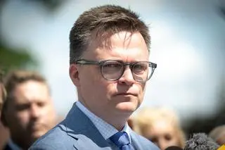 Marszałek Sejmu Szymon Hołownia na konferencji prasowej