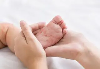 Potrząsała chłopcem, zasłaniała mu usta, uderzała w główkę. Jest wyrok