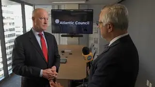 Ian Brzezinski w czasie rozmowy z korespondentem "Faktów" TVN Marcinem Wroną 