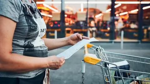zakupy sklep wozek rachunek inflacja AdobeStock_518039031