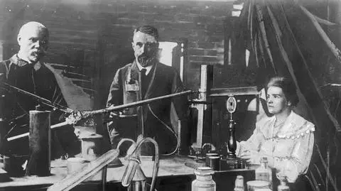 Maria Skłodowska-Curie i jej mąż Pierre w laboratorium w Paryżu