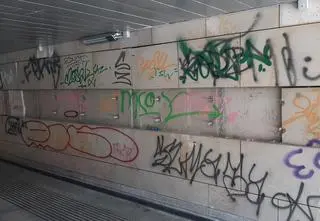 Pomazali ściany, połamali płyty. Dewastacja pod okiem kamery