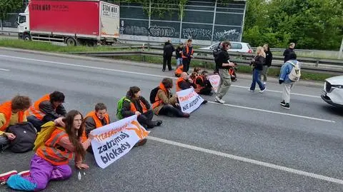 Aktywiści przykleili się do jezdni, drogowcy zawiadomili prokuraturę