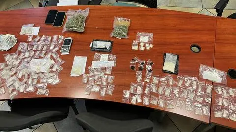 W samochodzie policja znalazła kilkadziesiąt torebek z narkotykami